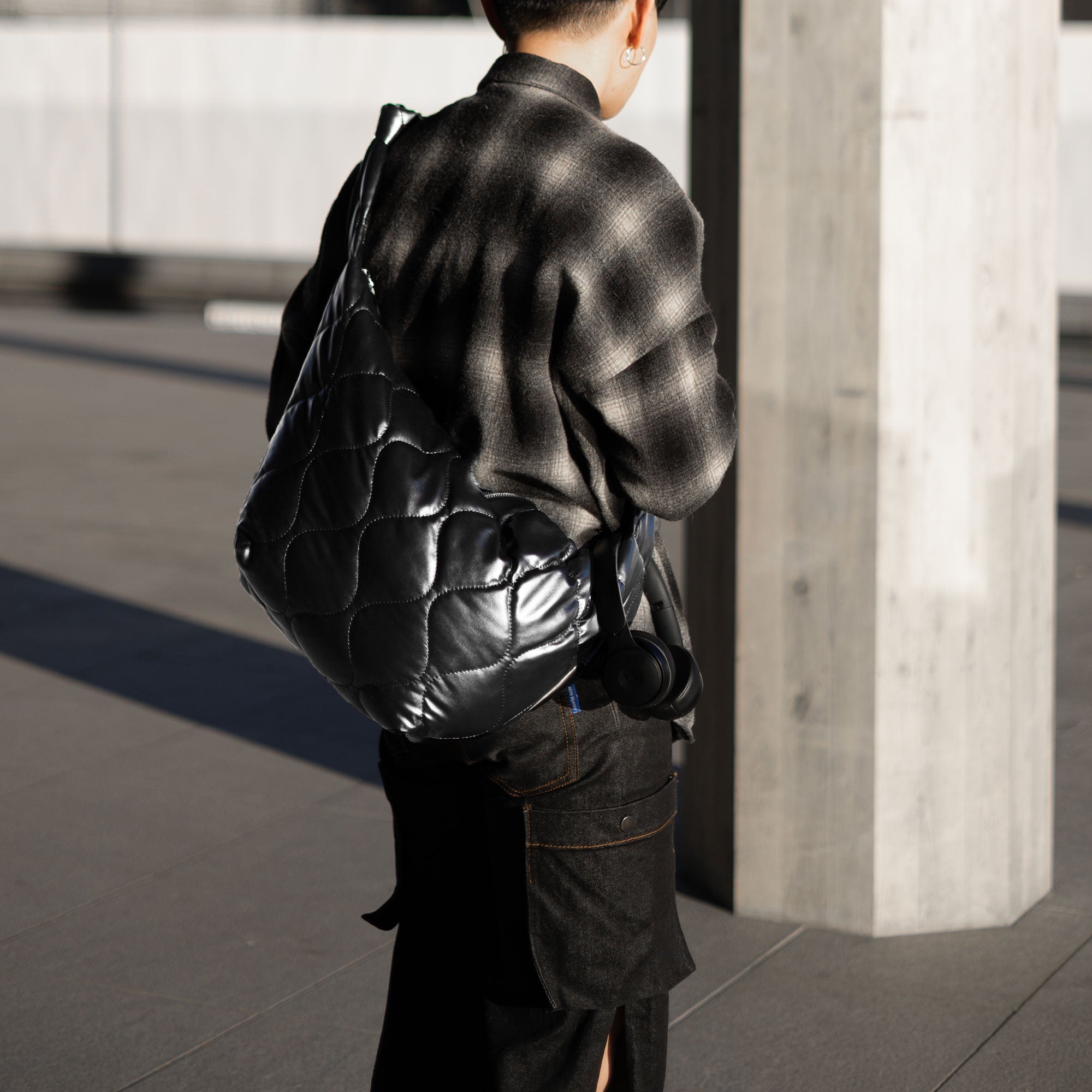 Volume shoulder bag