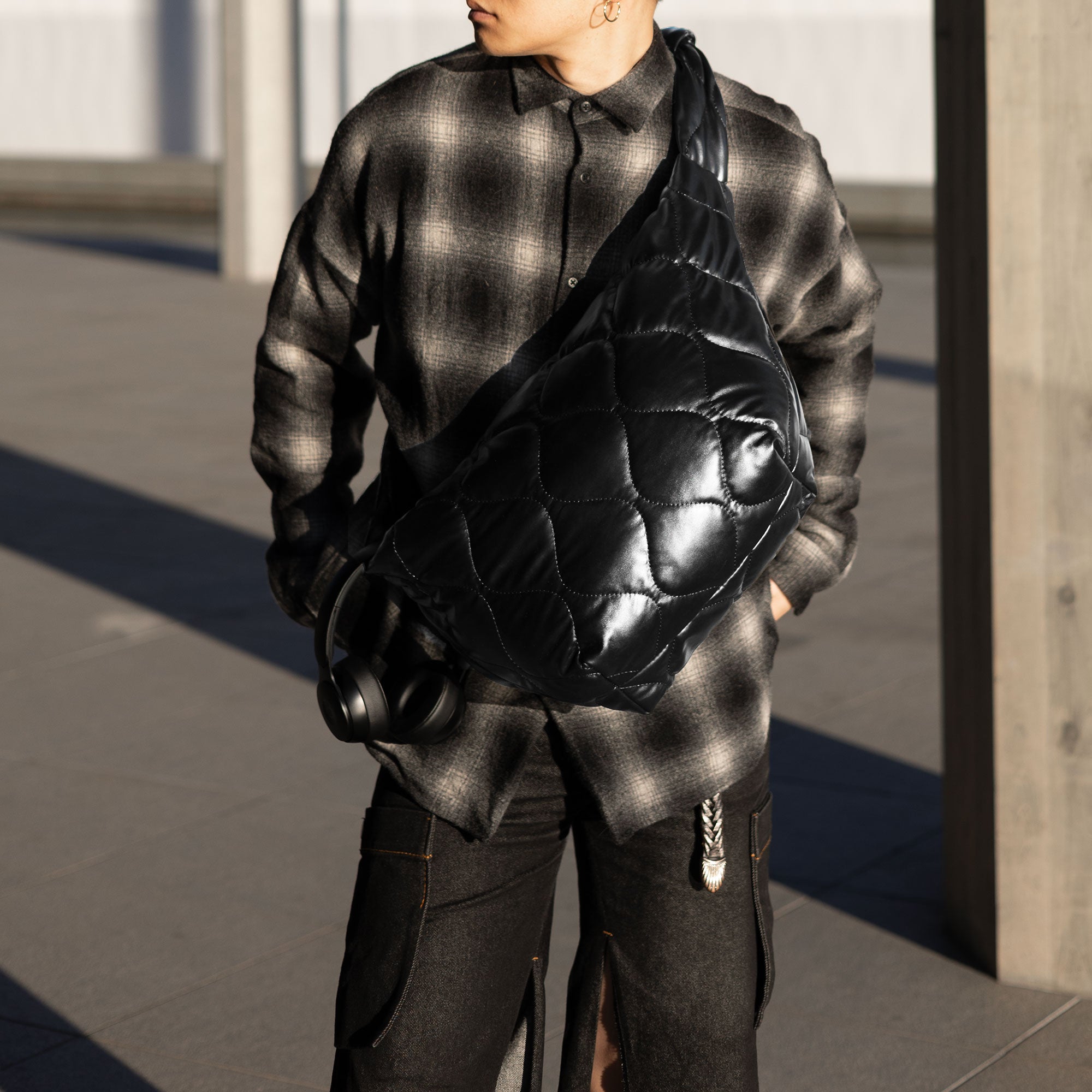 Volume shoulder bag