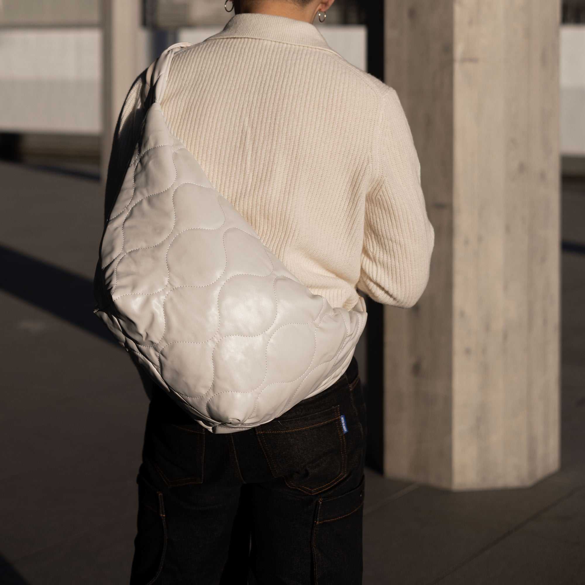 Volume shoulder bag