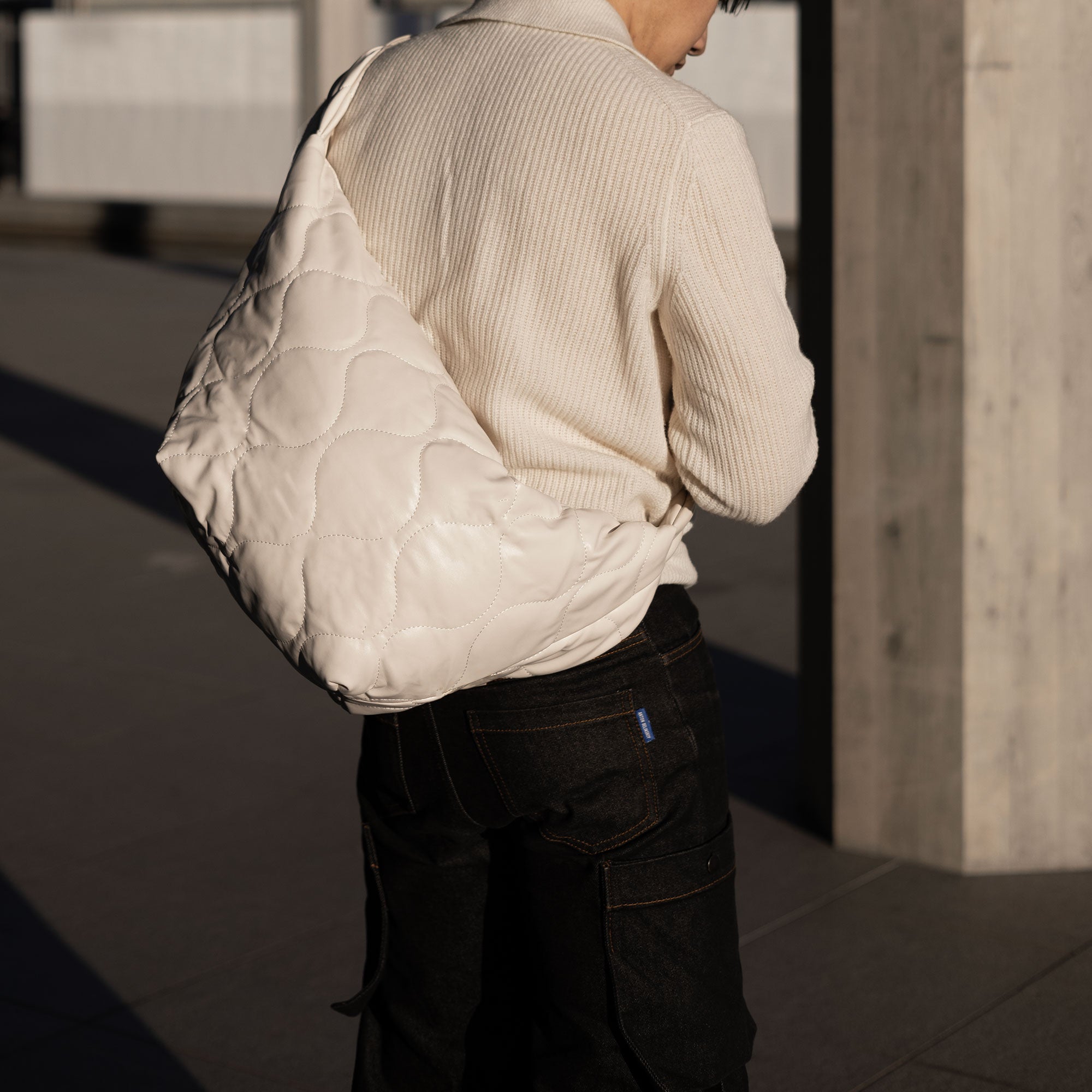 Volume shoulder bag