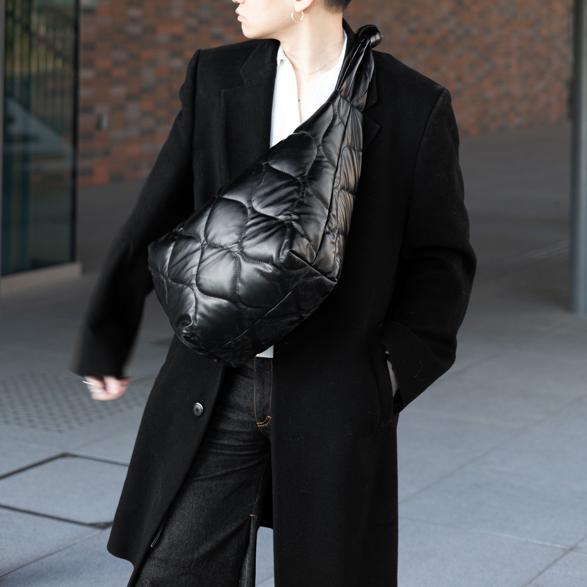 Volume shoulder bag