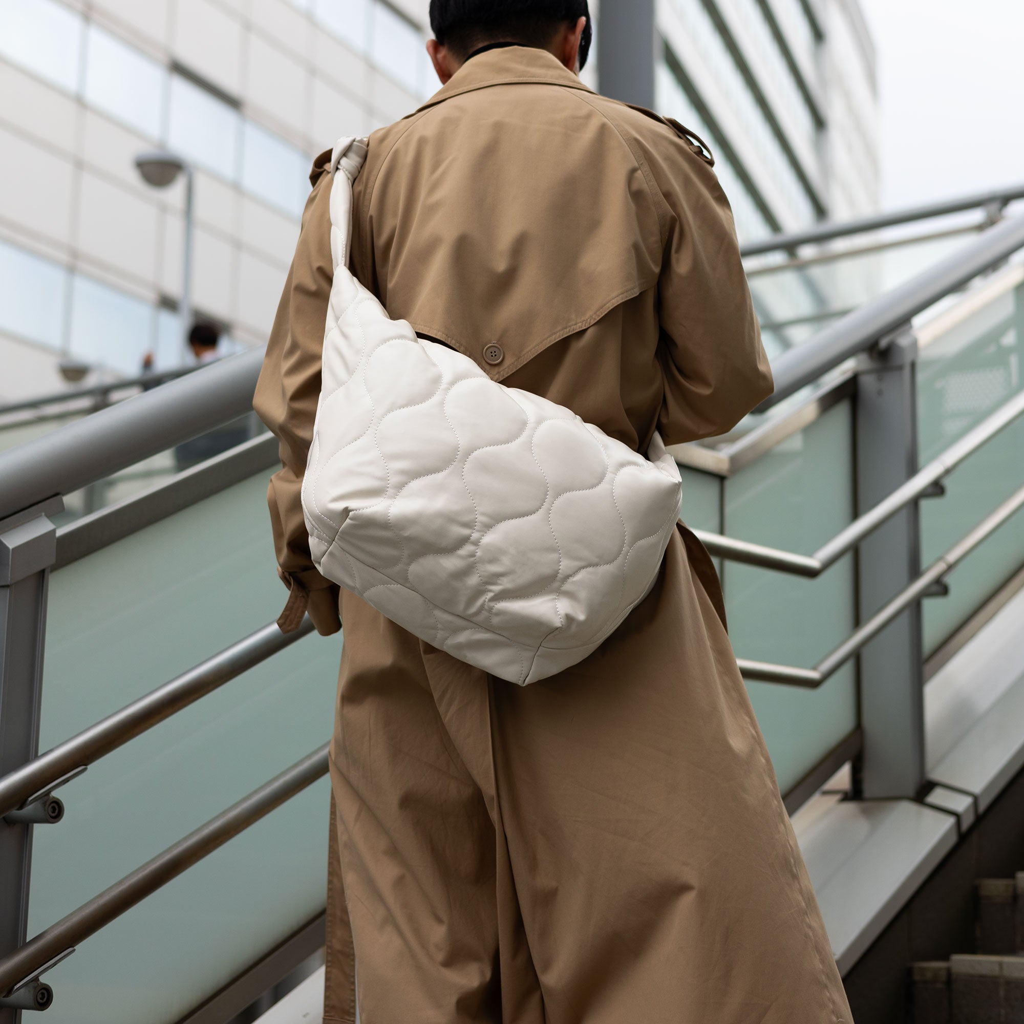 Volume shoulder bag